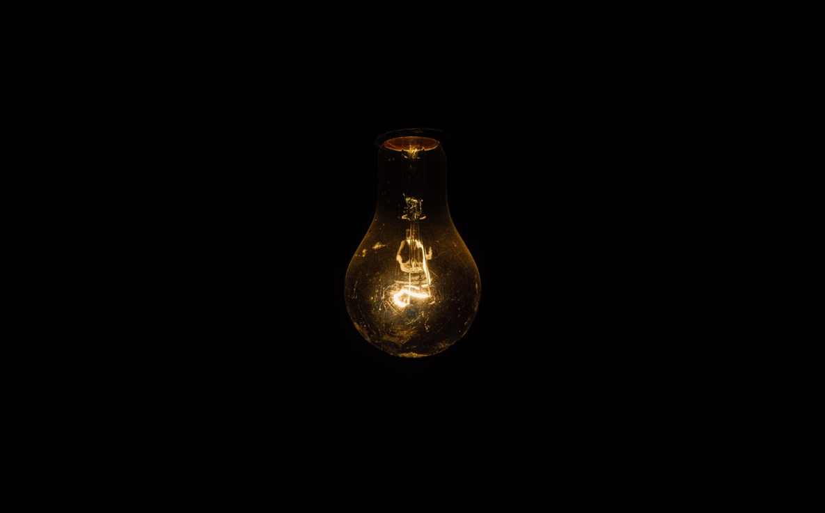 žárovka ve tmě